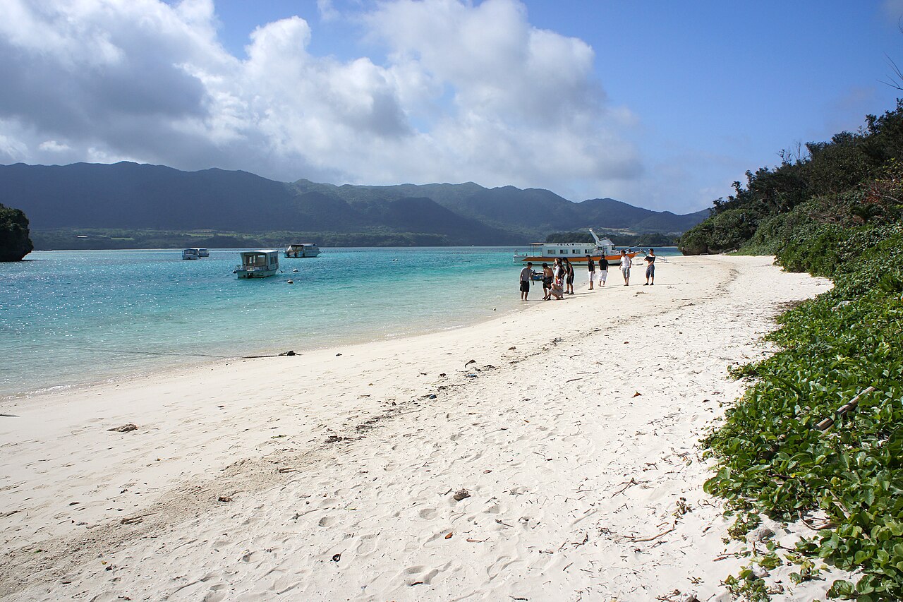 從川平公園眺望川平灣白沙岸與翠綠小島