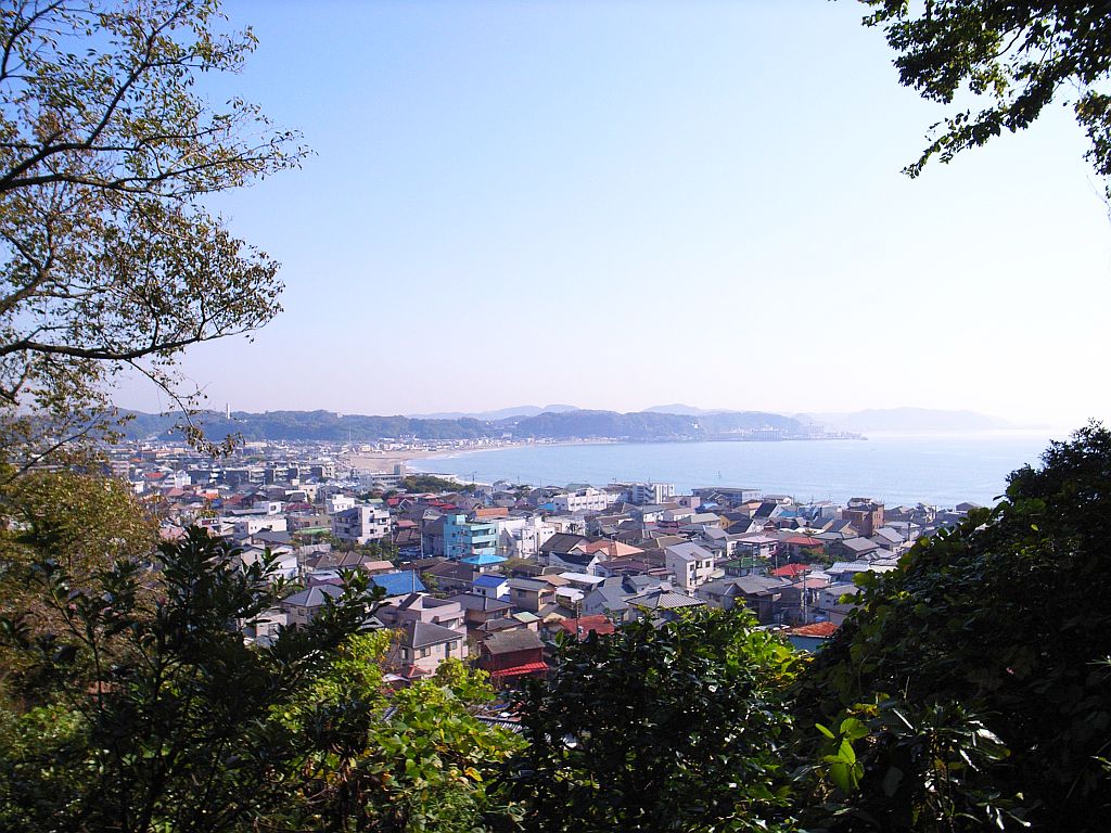 從長谷寺山坡眺望由比濱與鎌倉海岸