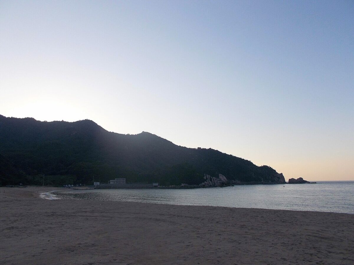 糸島芥屋海水浴場的沙灘與平穩海灣
