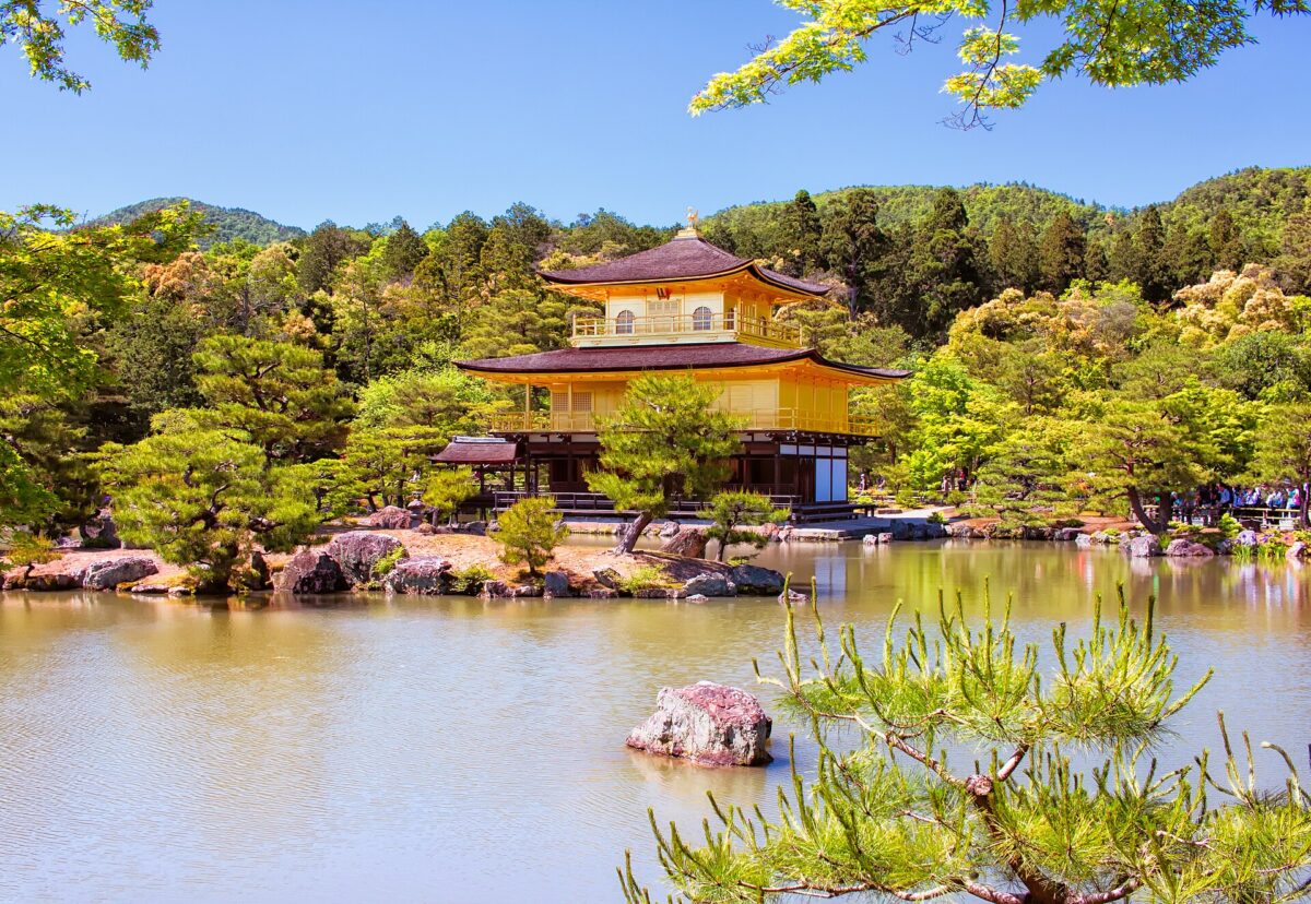 鏡湖池映照金閣寺舍利殿的景色