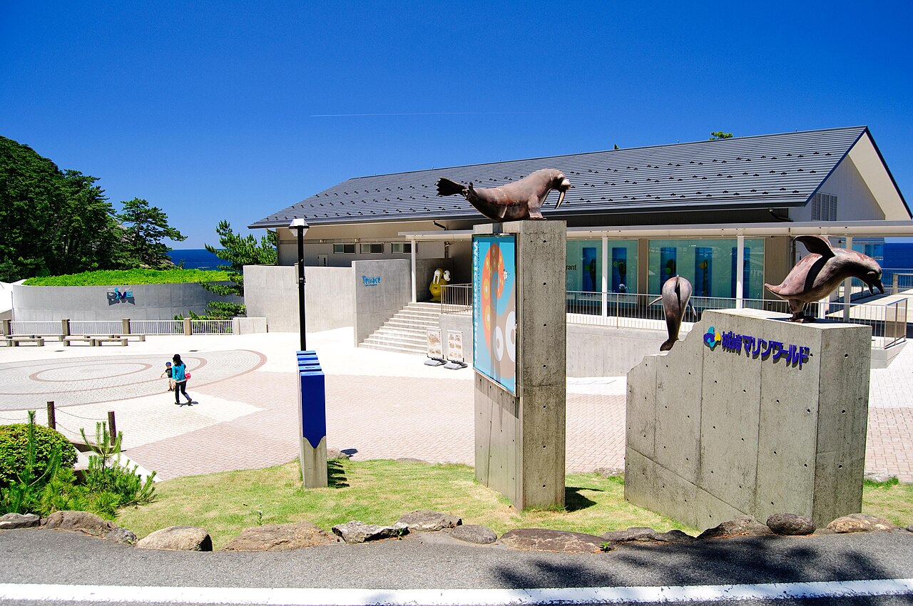 城崎海洋世界臨日本海的水族館外觀