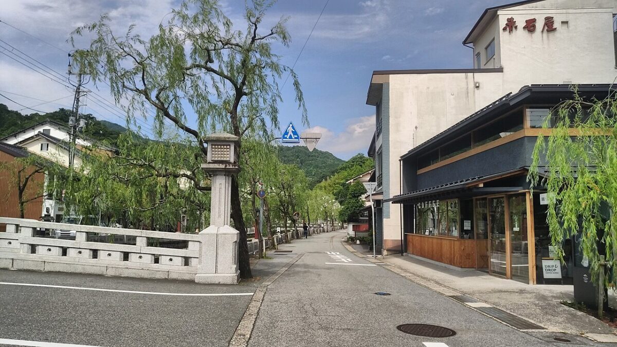 城崎溫泉北柳通的大谿川、柳樹、橋與溫泉街景