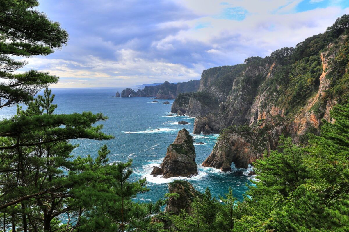 從北山崎第一展望台眺望三陸海岸海蝕崖與奇岩
