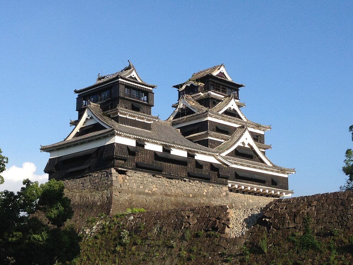 2016年熊本地震後可見屋瓦與石垣受損的熊本城天守