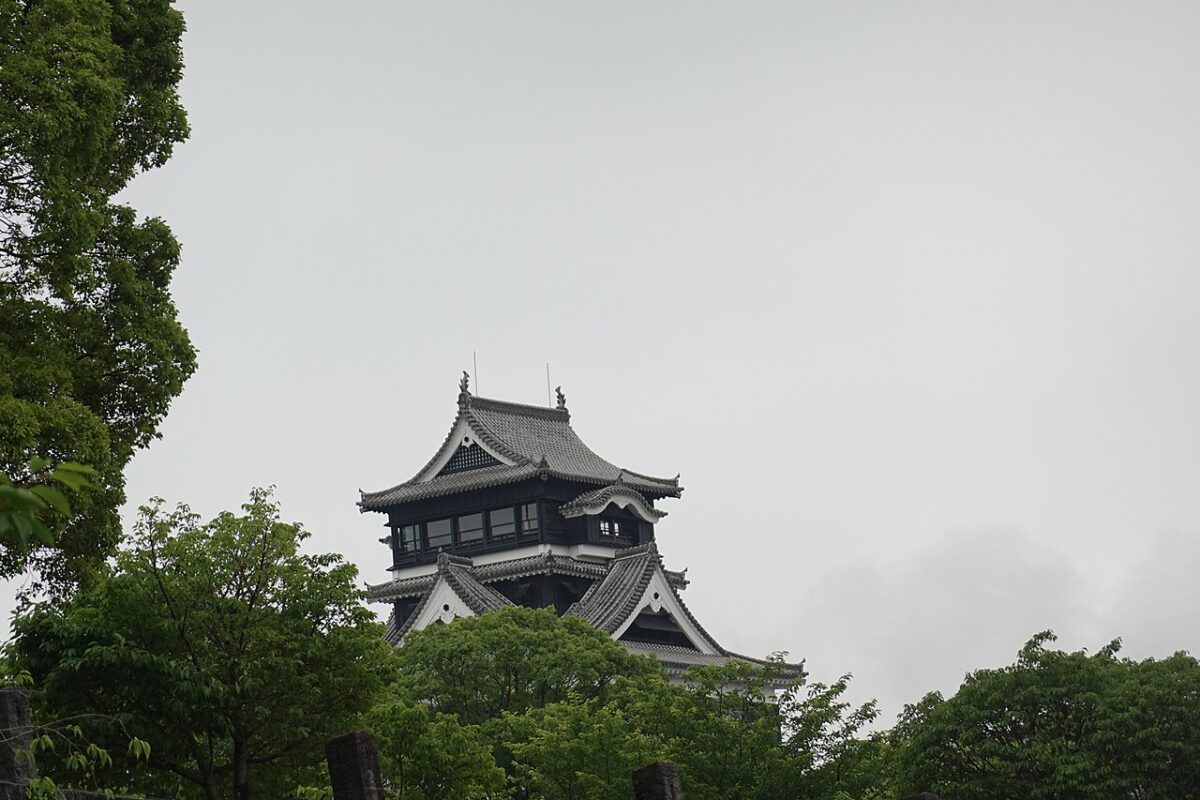 綠樹之間望向完成重要復舊後的熊本城天守閣