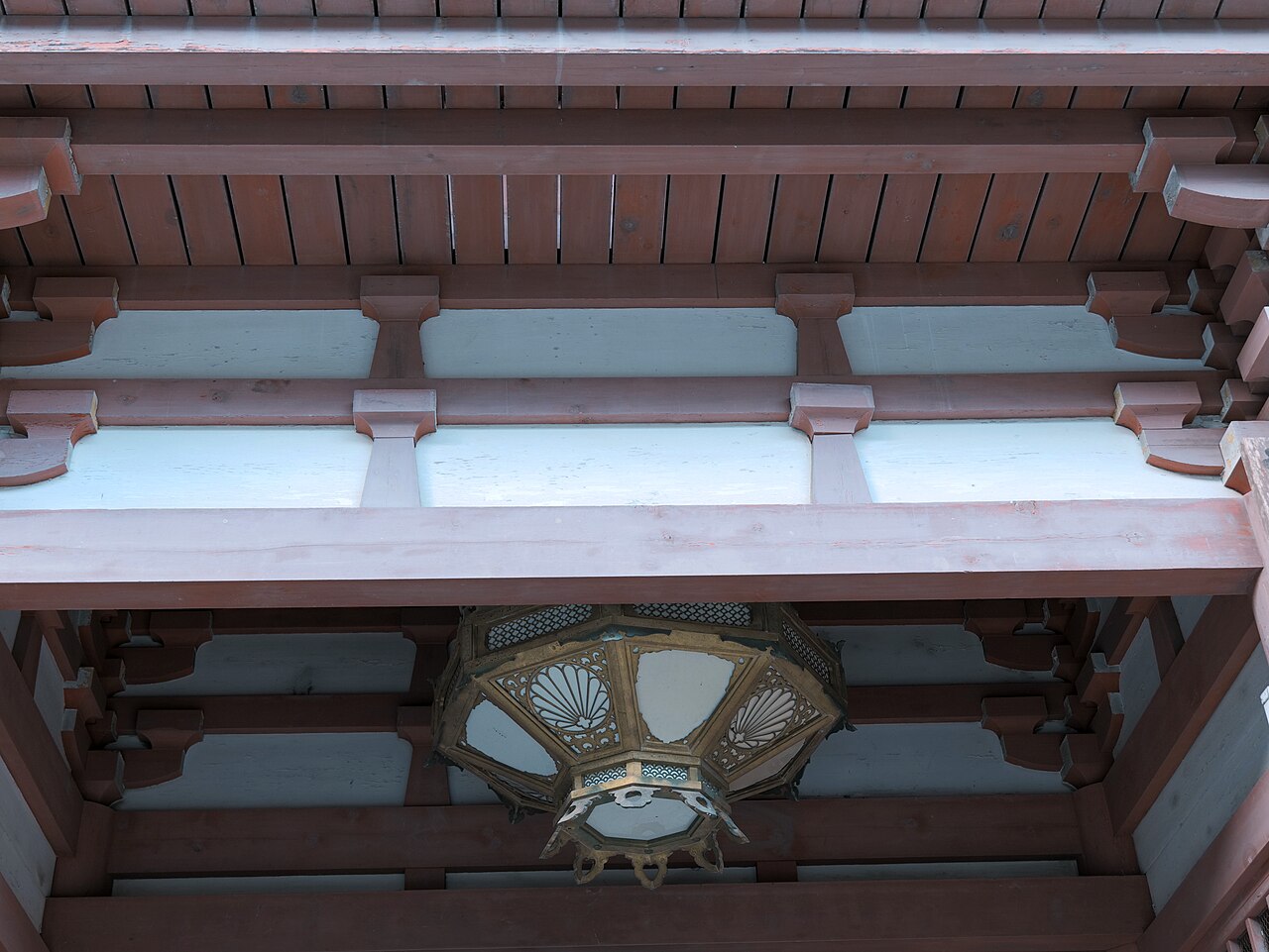 京都鞍馬寺仁王門與紅色燈籠