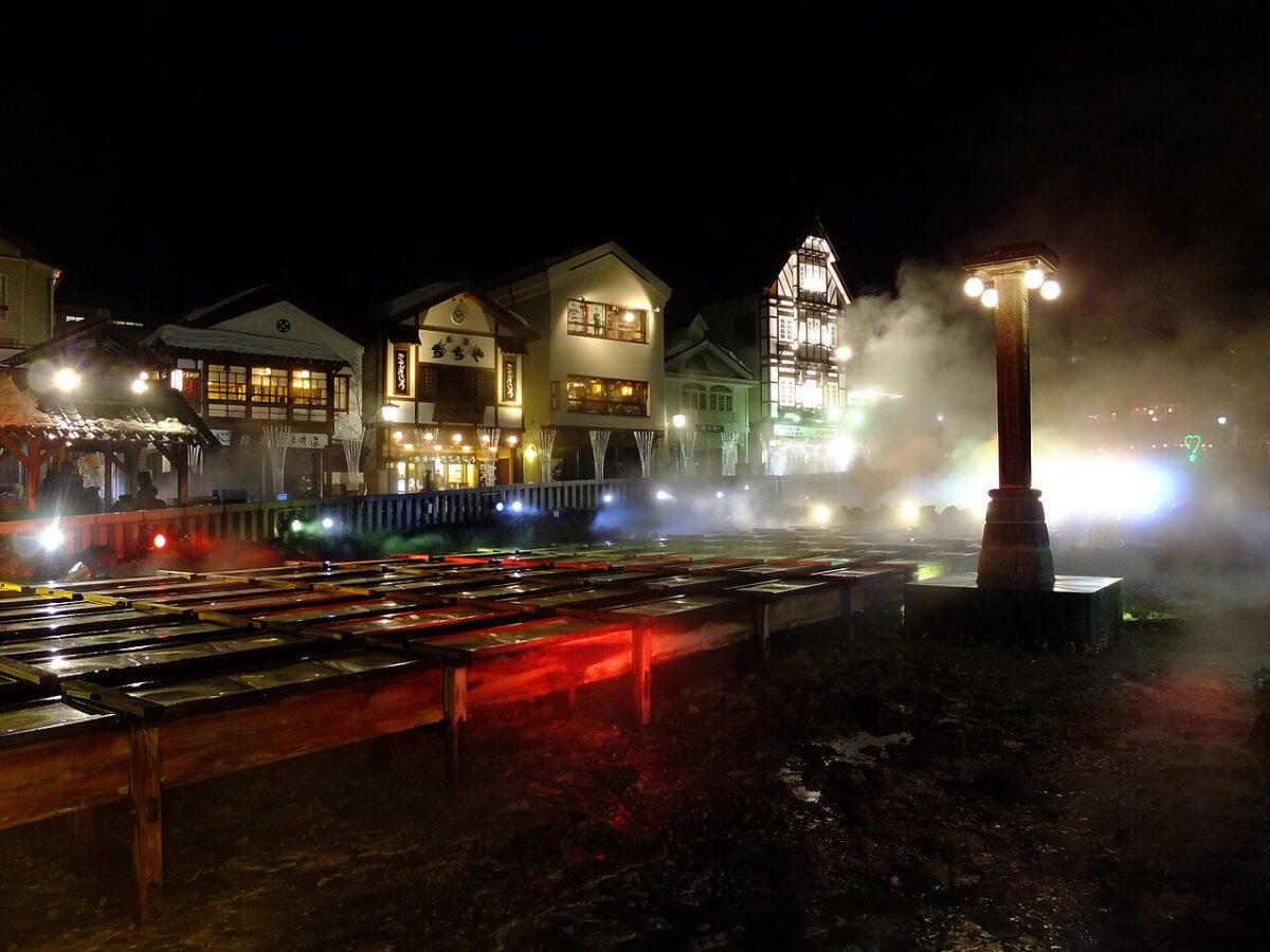 夜間點燈後的草津溫泉湯畑與蒸氣