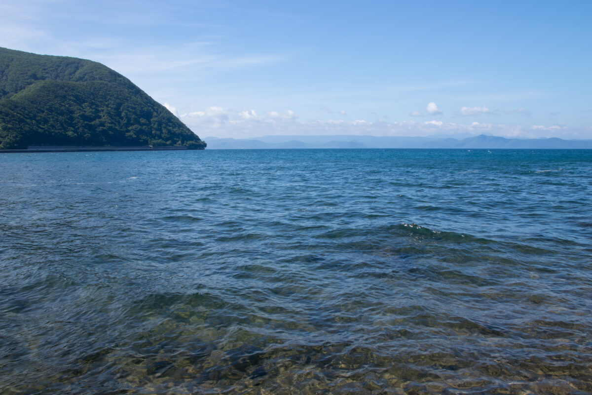 福島縣豬苗代湖的湖面、湖岸與磐梯山景觀