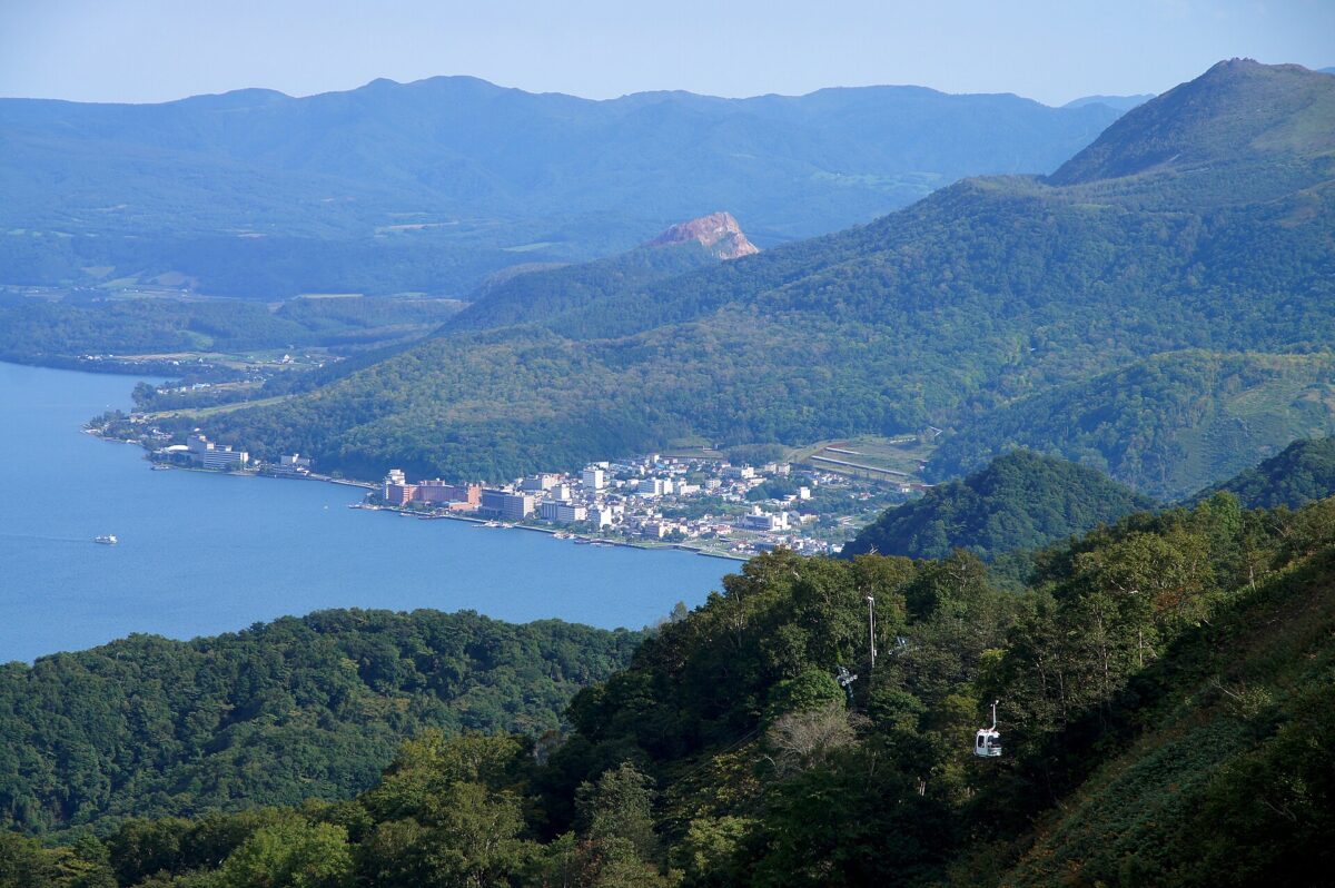 從高處眺望洞爺湖、中島與周圍山景