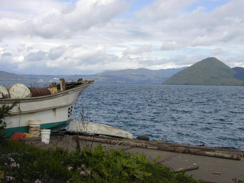 洞爺湖湖面上的遊覽船與中島