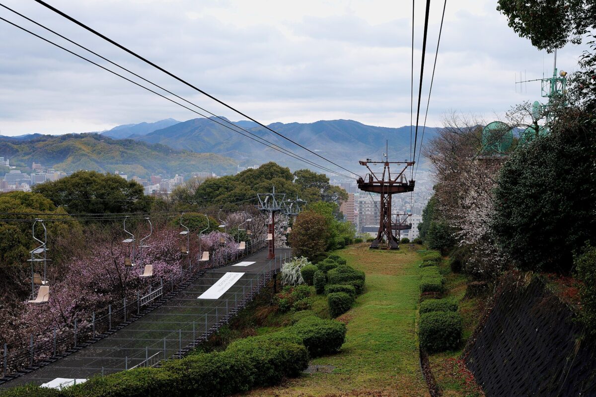 松山城纜車與吊椅並行上山