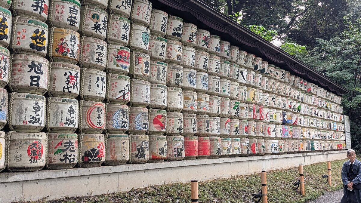 明治神宮南參道旁的清酒菰樽奉納展示