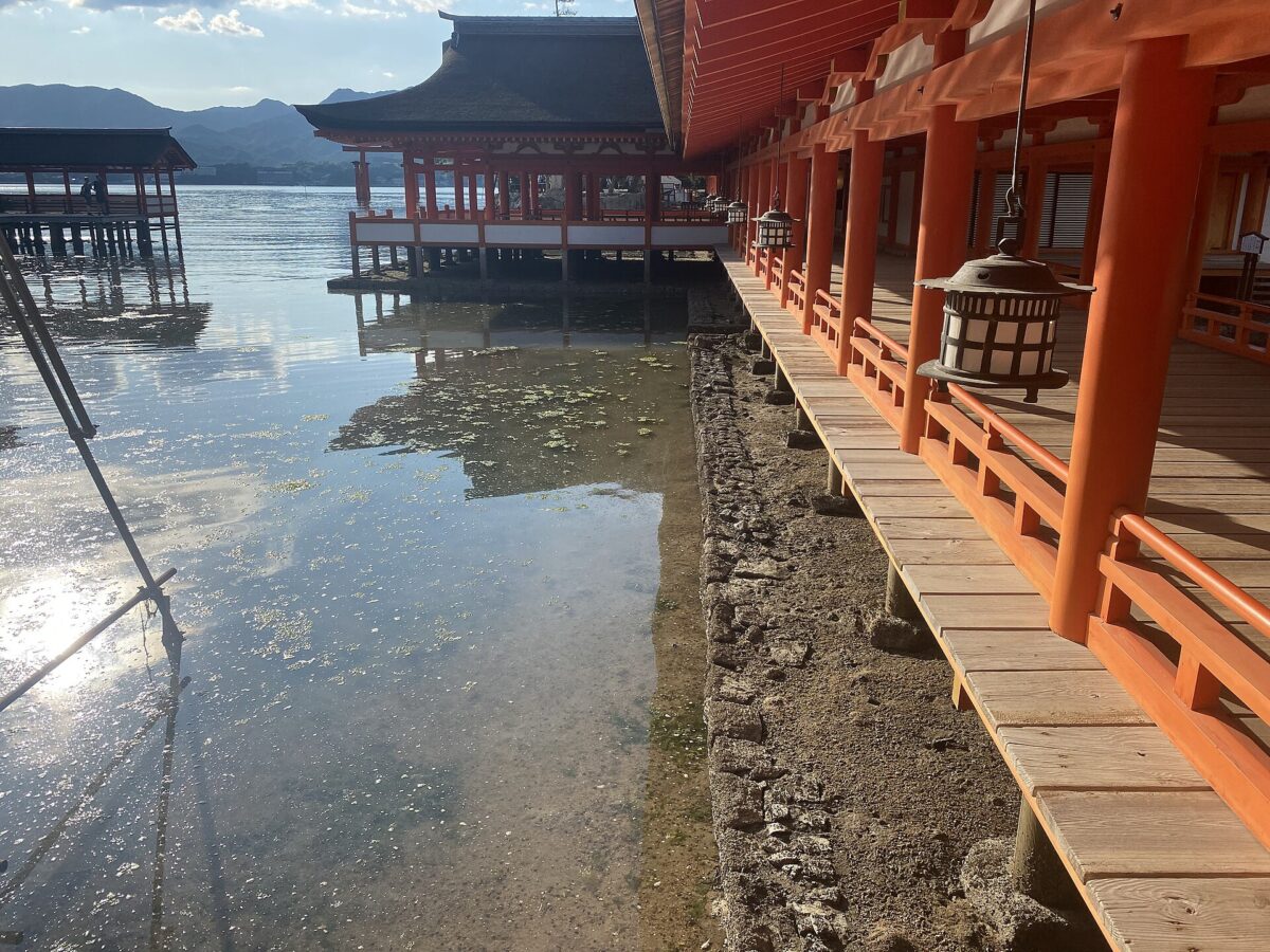 嚴島神社朱紅色迴廊與海上社殿