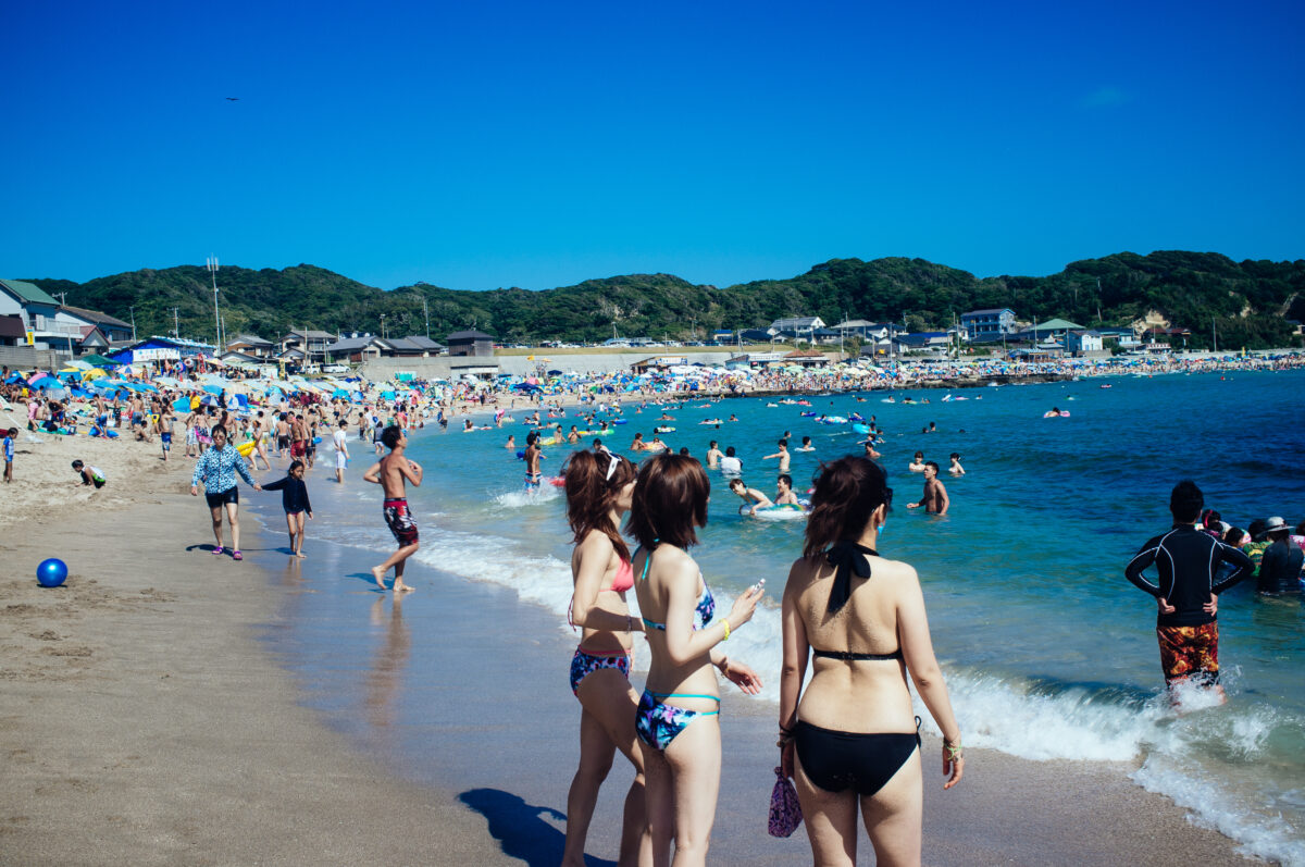 千葉勝浦守谷海灘的白沙、海水浴客與渡島方向