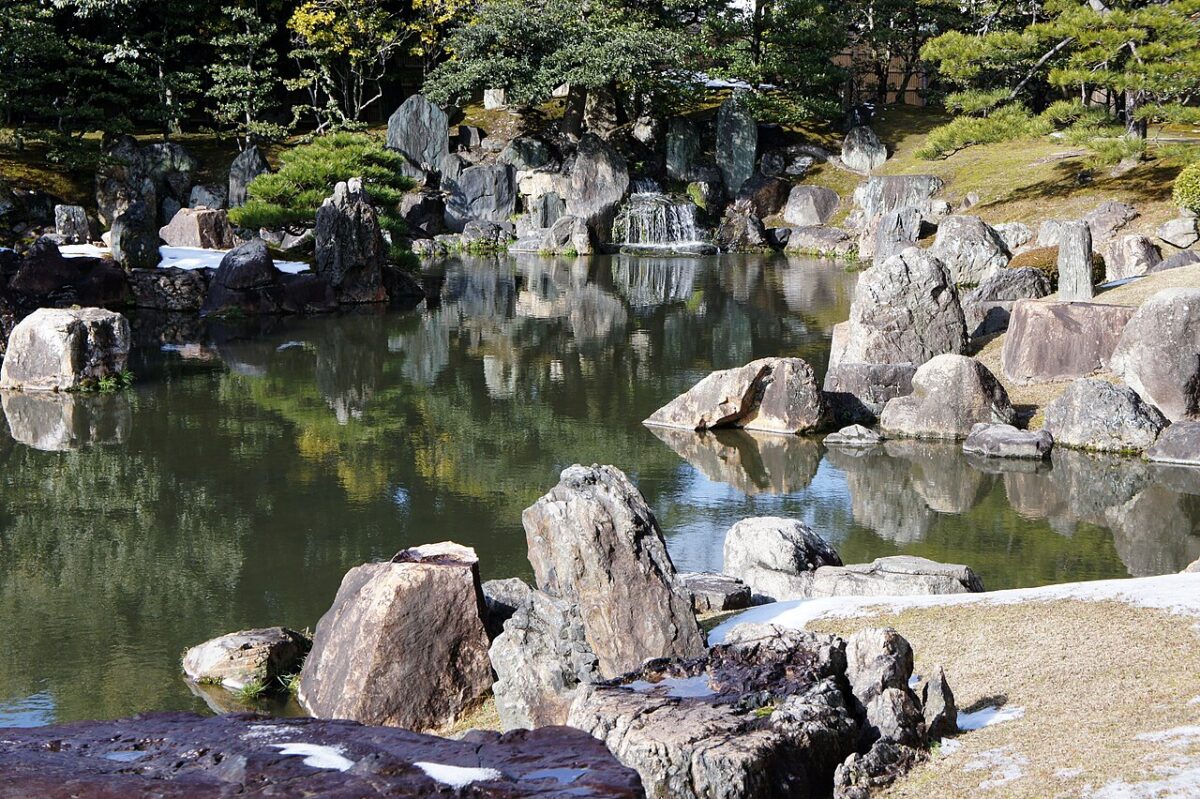 京都二條城二之丸庭園的池泉與石組