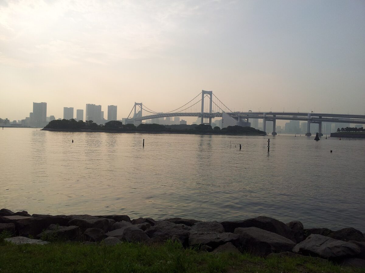 從台場海濱公園眺望彩虹大橋