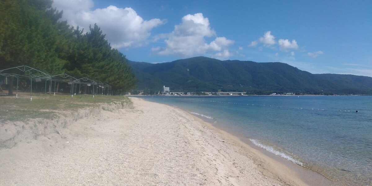 近江舞子水泳場的白砂與琵琶湖湖面