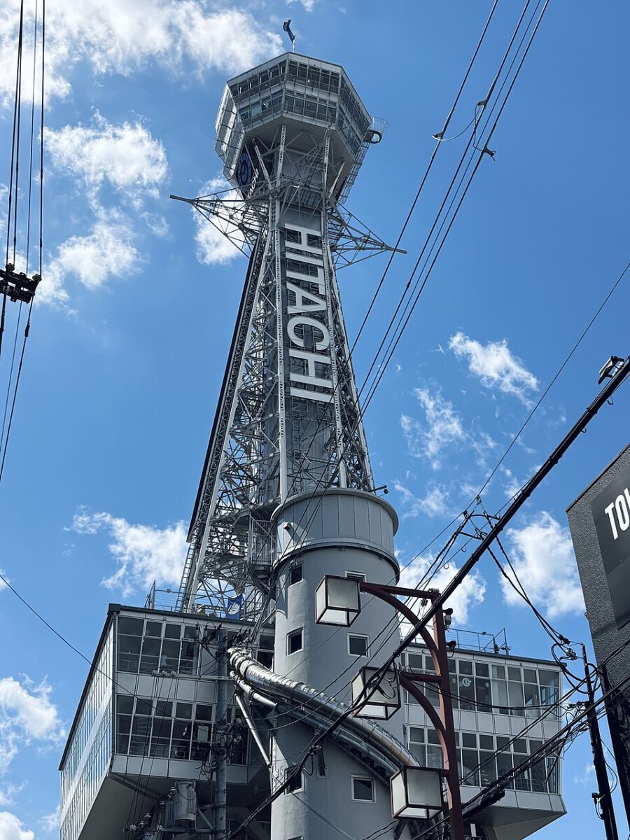 從新世界東側仰望大阪通天閣
