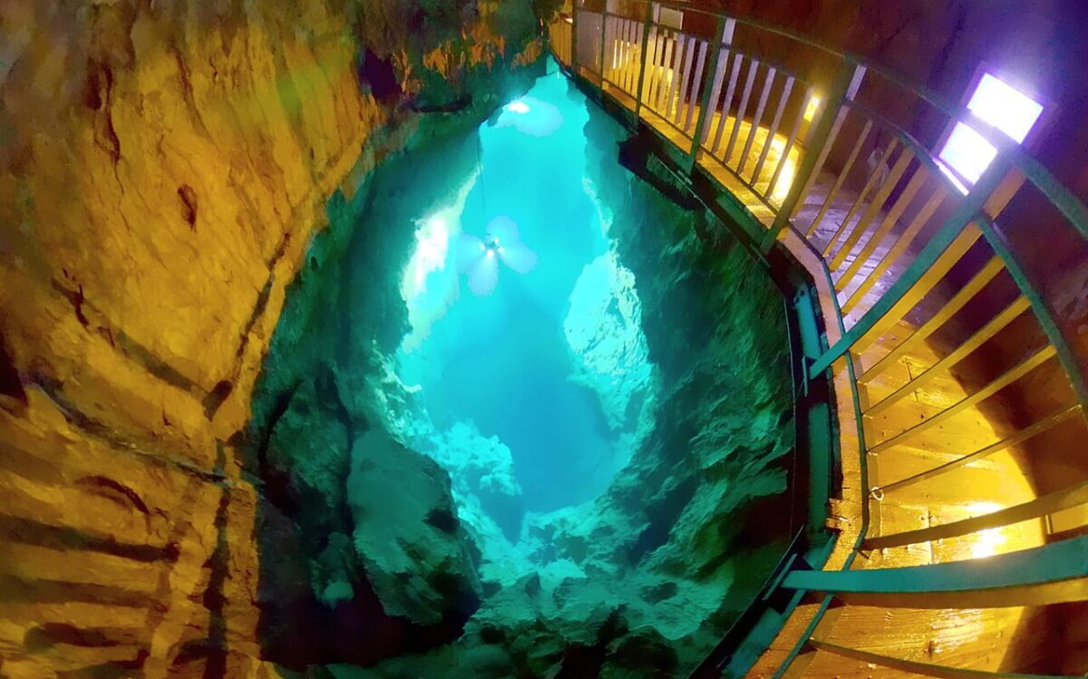龍泉洞藍色地底湖與濕潤參觀棧道
