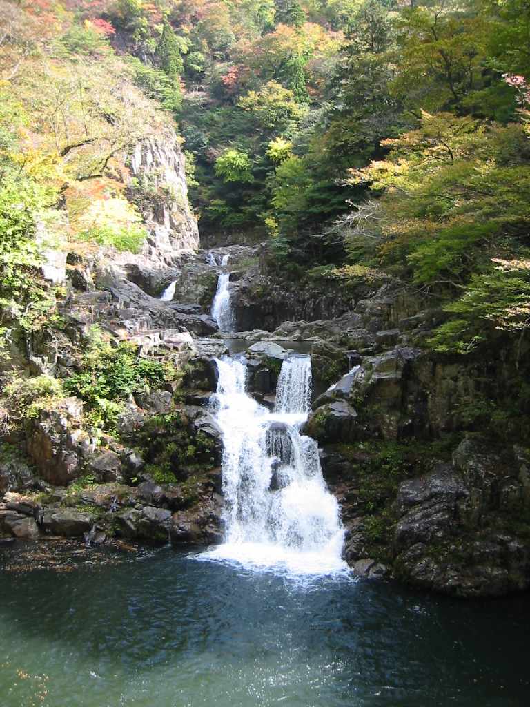 廣島三段峽的三段瀧與峽谷岩壁