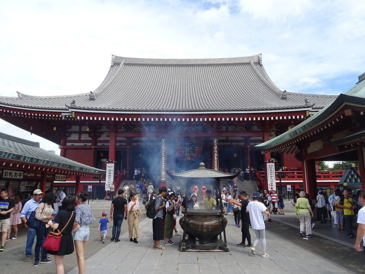 淺草寺本堂正面與參拜廣場