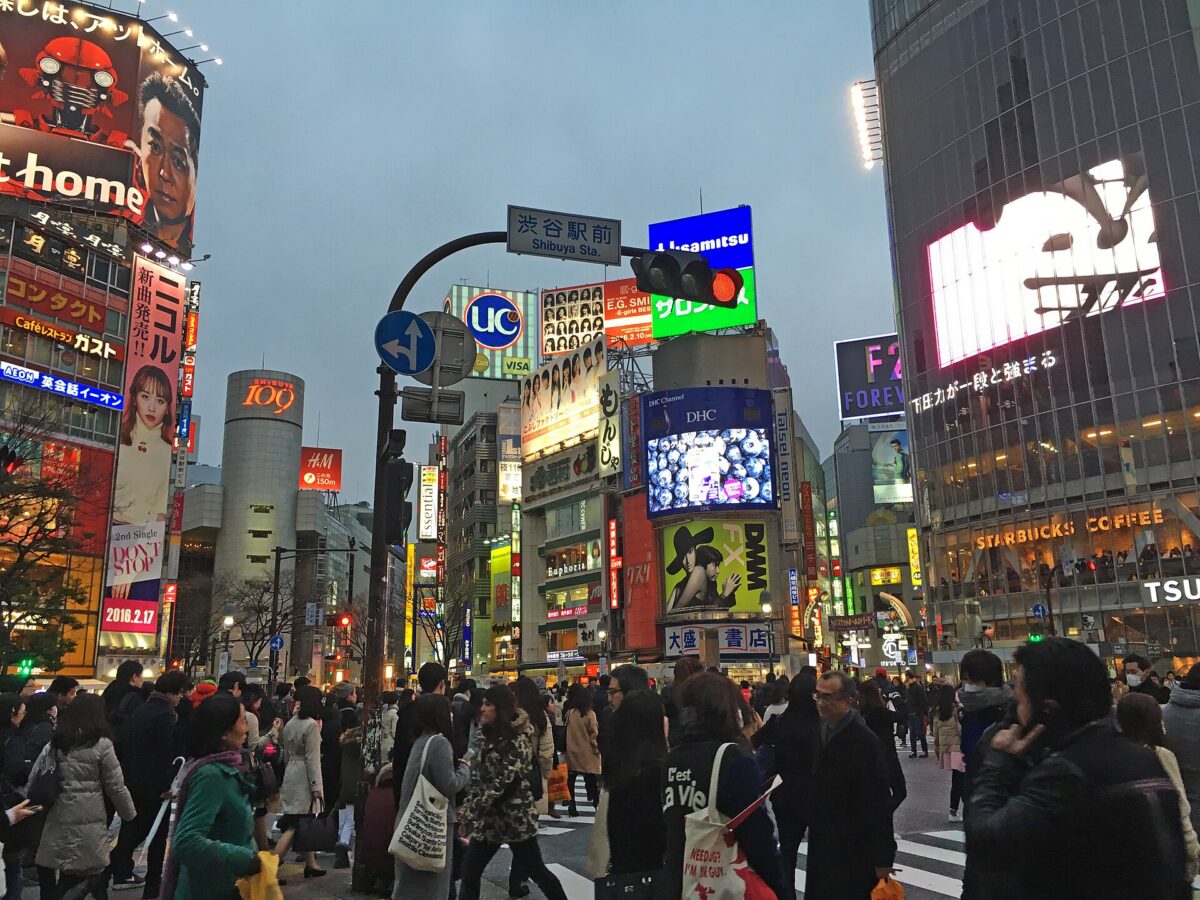 夜間的澀谷行人自由通行十字路口