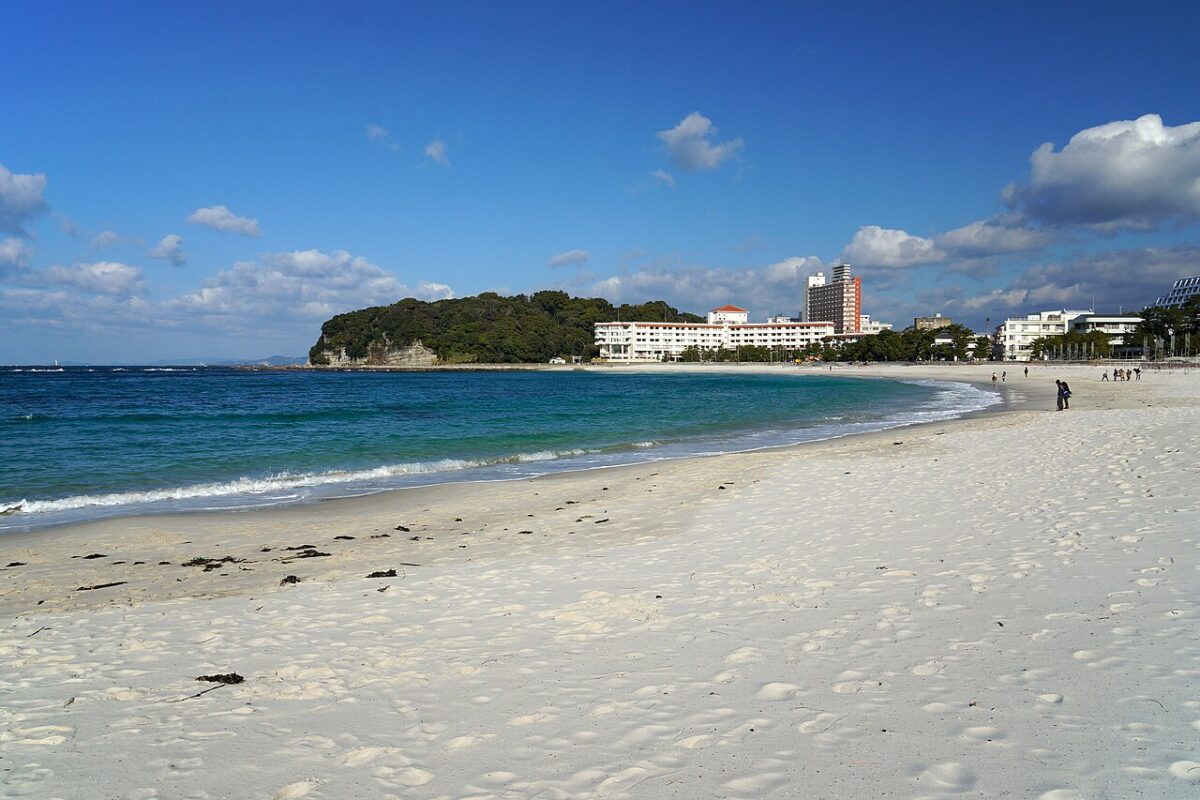 和歌山縣白良濱的白砂海灘與碧色海面