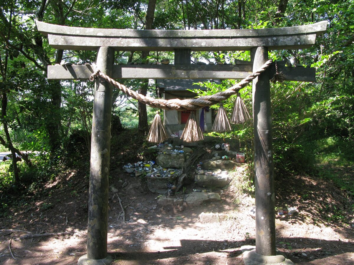 田代島林間的貓神社