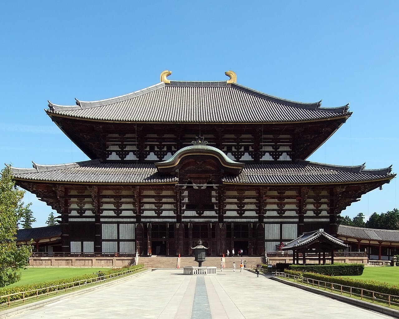 東大寺大佛殿正面與鏡池