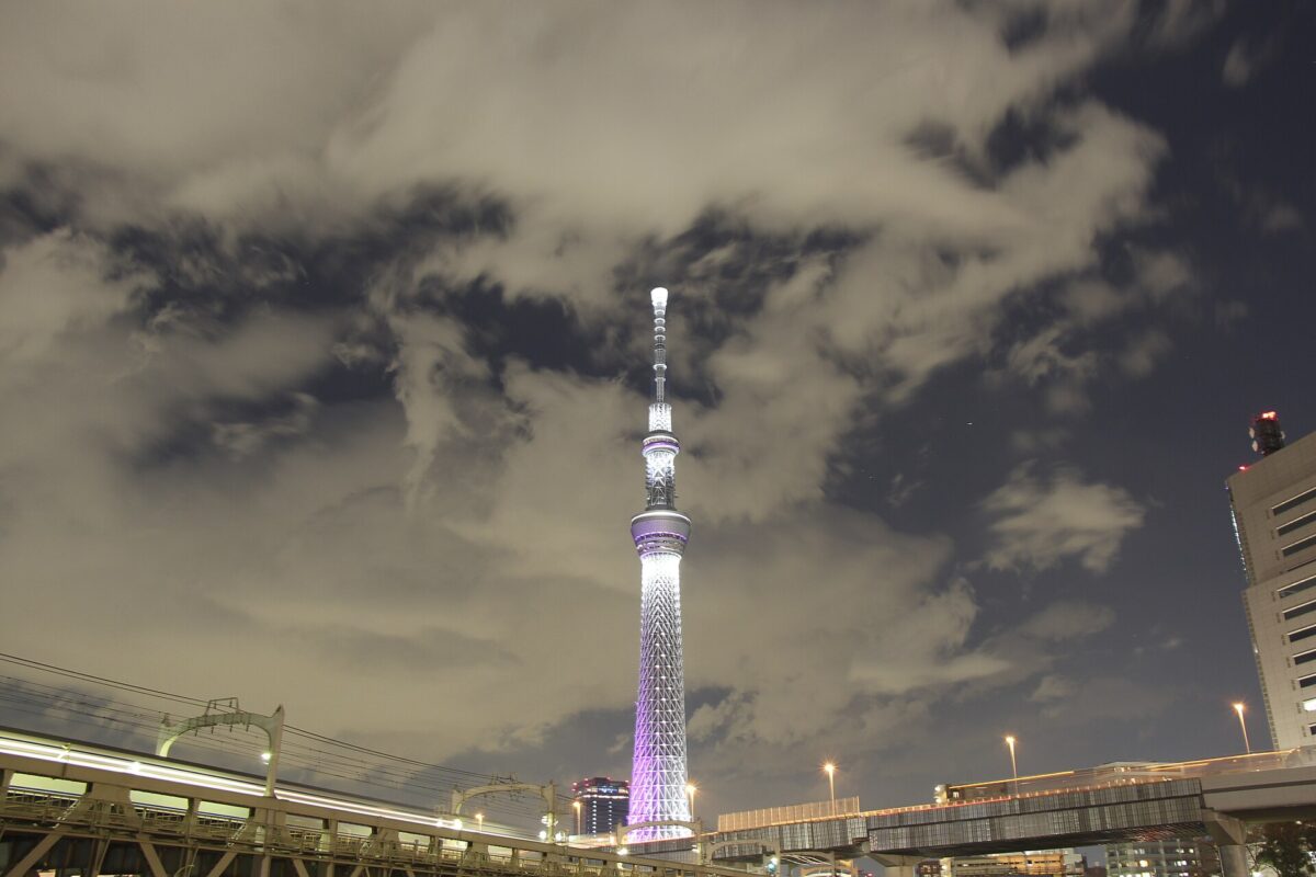 從淺草方向眺望夜間點燈的東京晴空塔