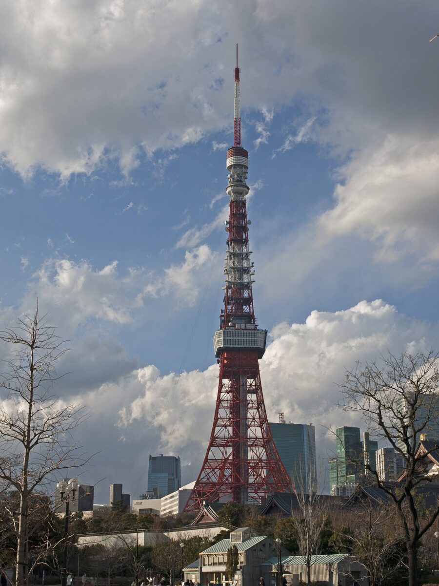 芝公園步道仰望東京鐵塔