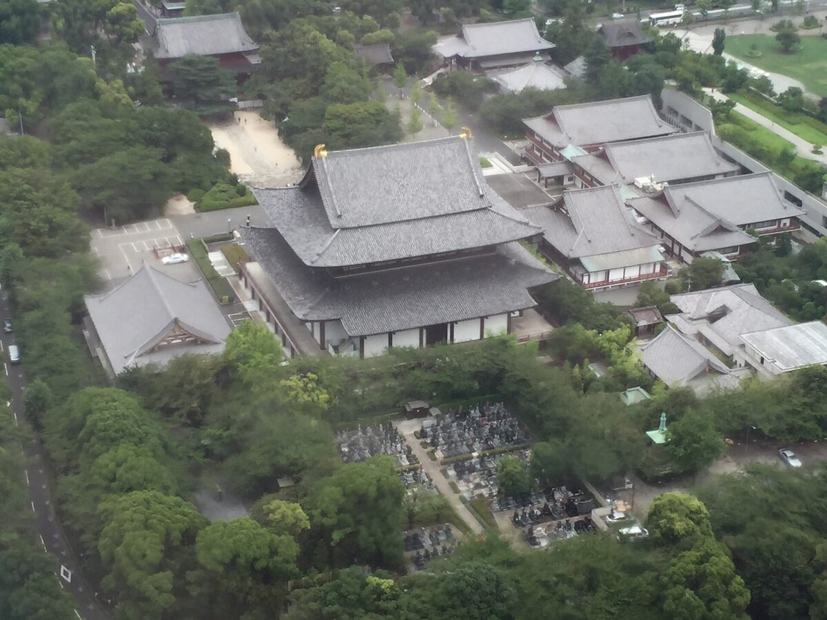 從東京鐵塔觀景台俯瞰增上寺與東京市景