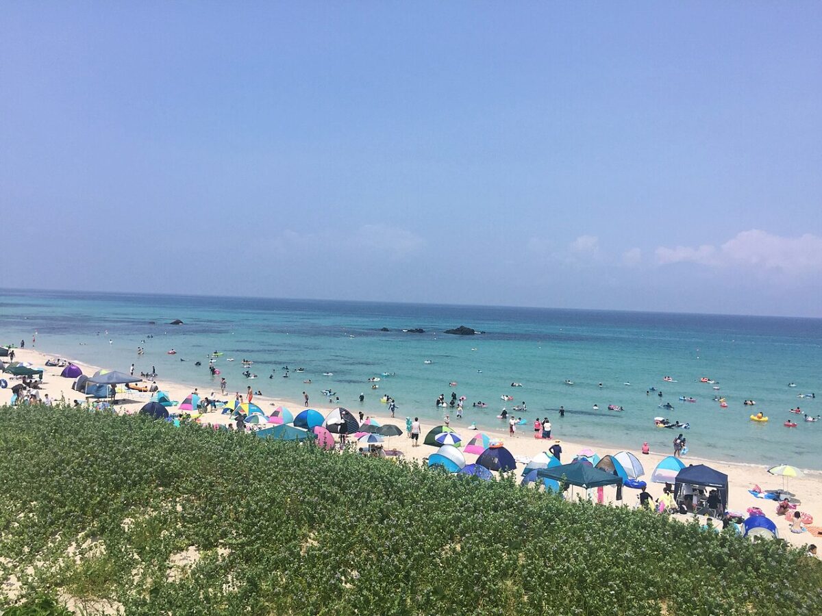 角島海岸的湛藍海色與白砂