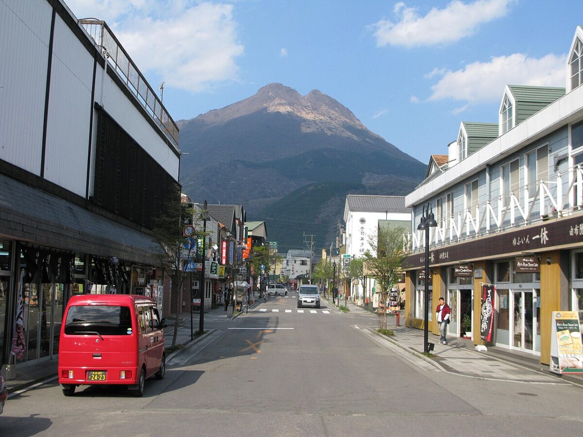 從由布院站前眺望雙耳峰由布岳
