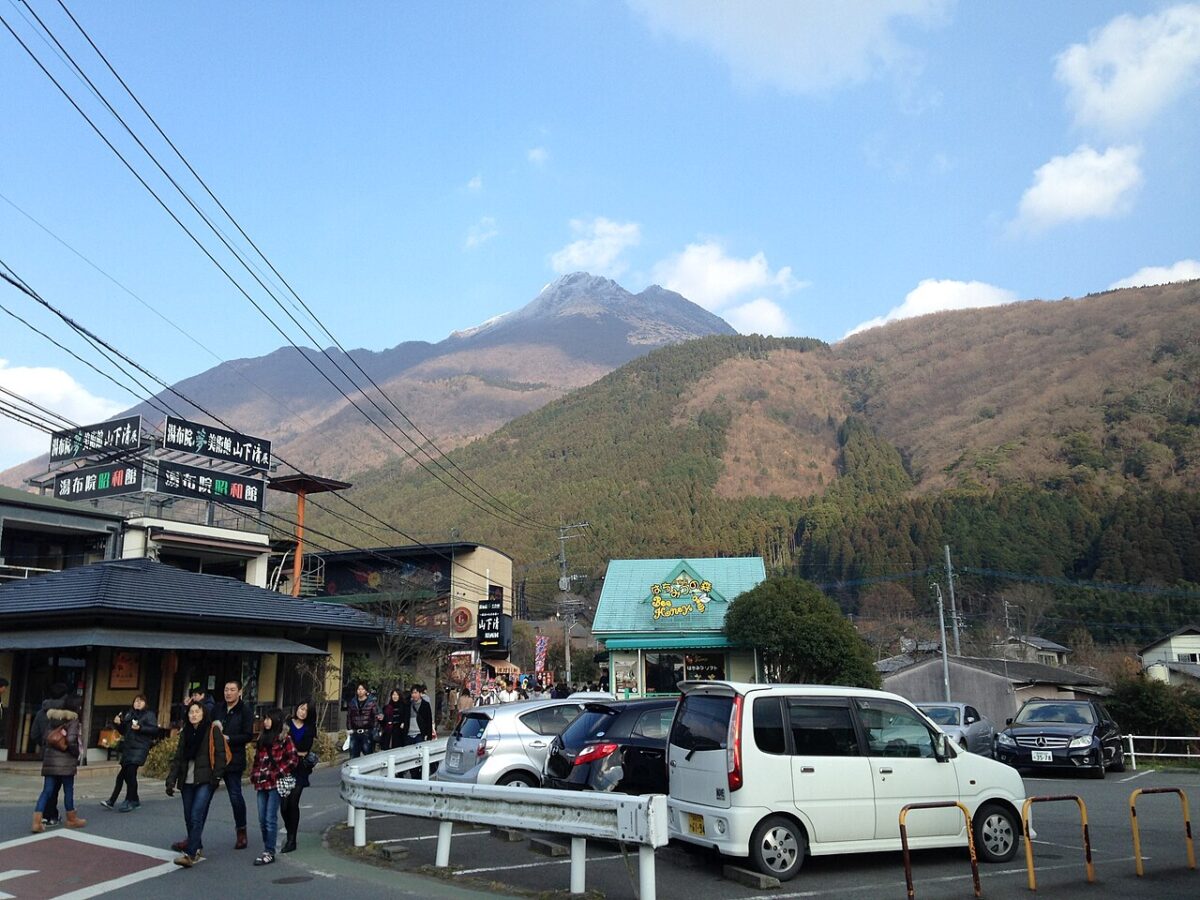 由布院湯之坪街道遠望由布岳