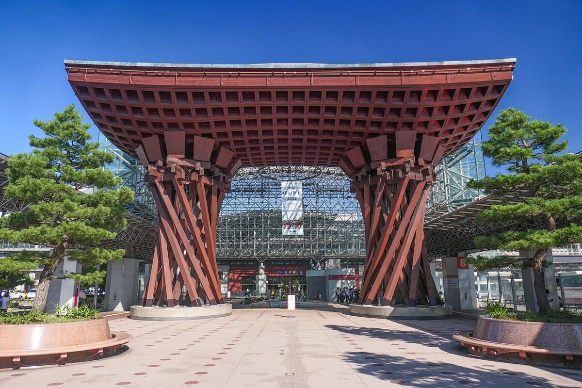 金澤站兼六園口的鼓門與款待圓頂