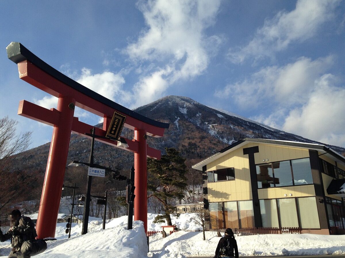 二荒山神社中宮祠と男体山