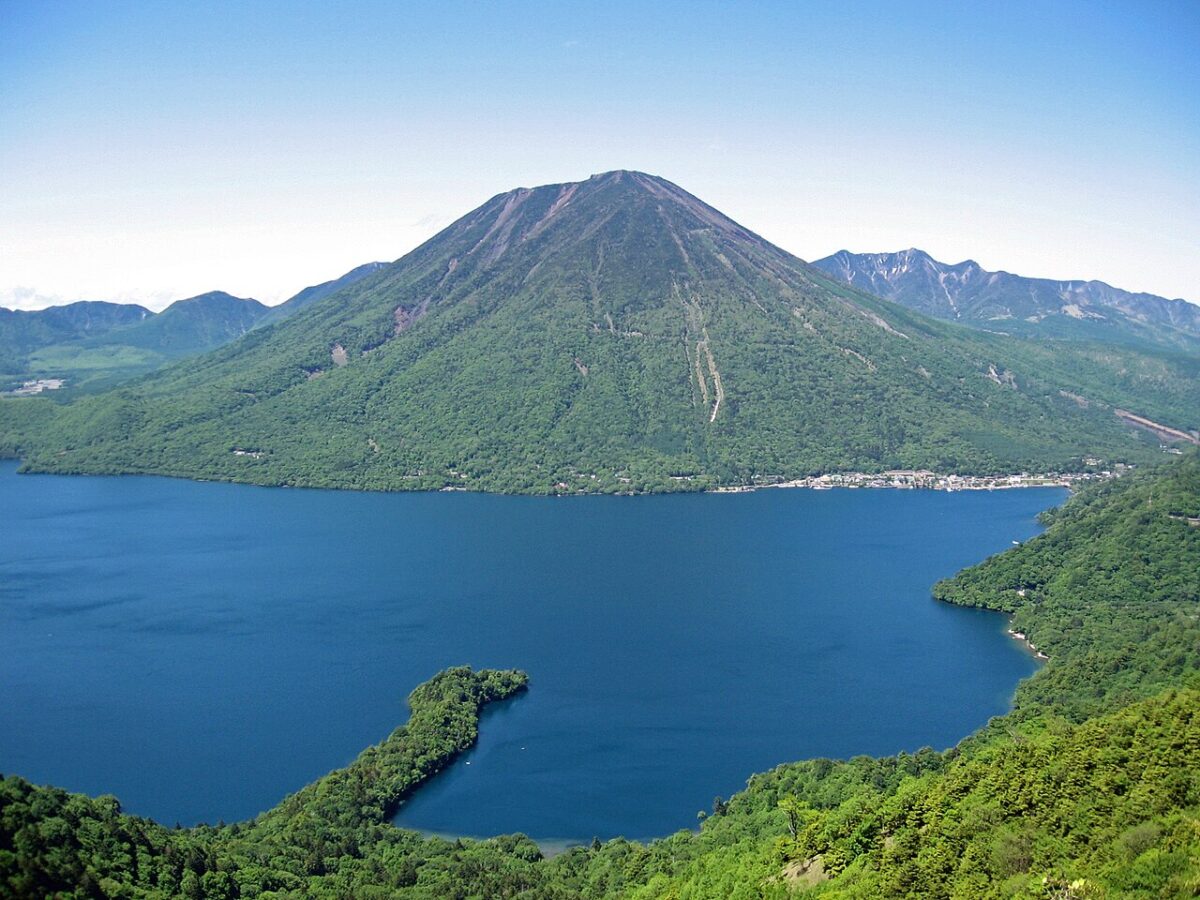 男体山と中禅寺湖