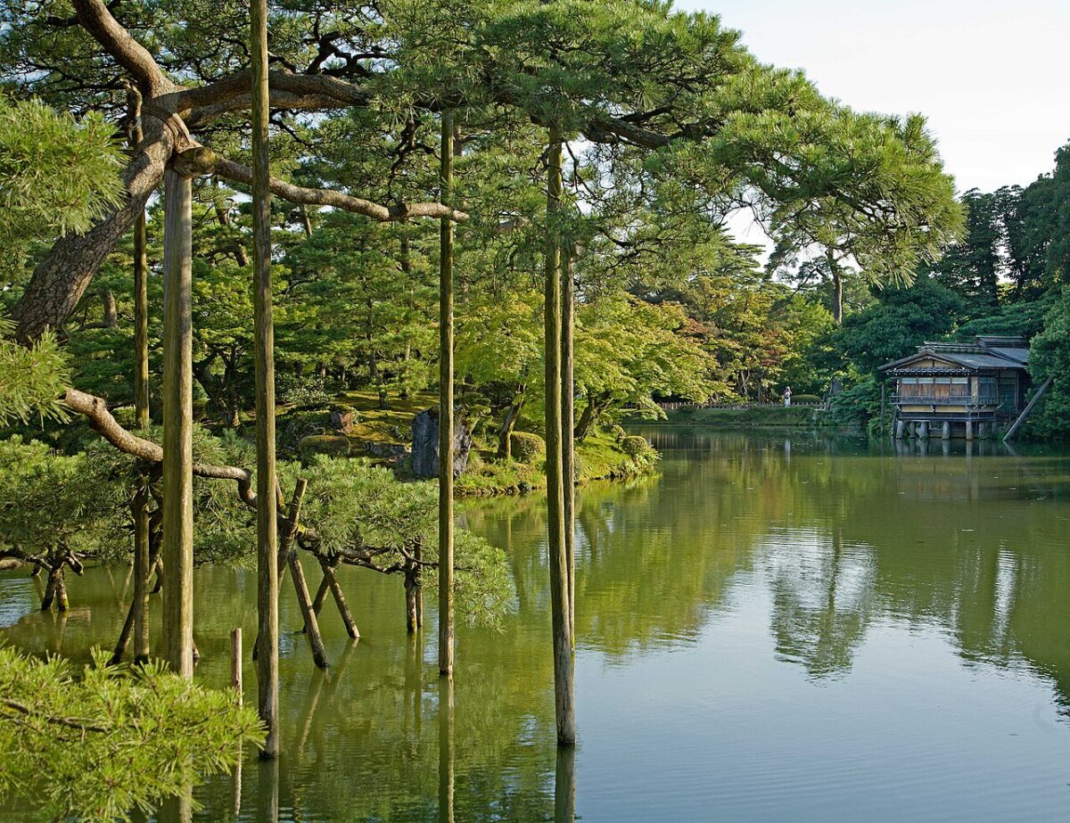 霞ヶ池のほとり