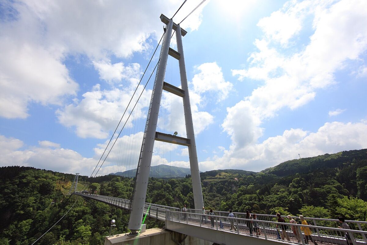 九重夢大吊橋橫跨鳴子川溪谷的全景