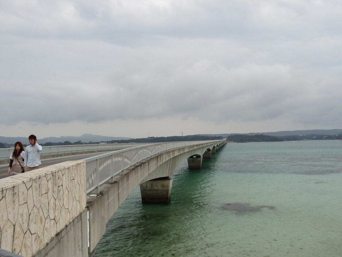 沖繩古宇利大橋跨越碧綠海面通往古宇利島