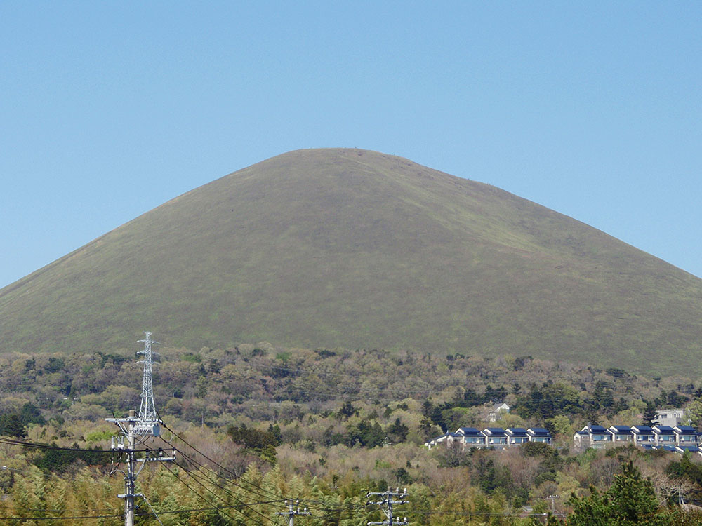 從西南方眺望伊豆大室山的碗形火山山體
