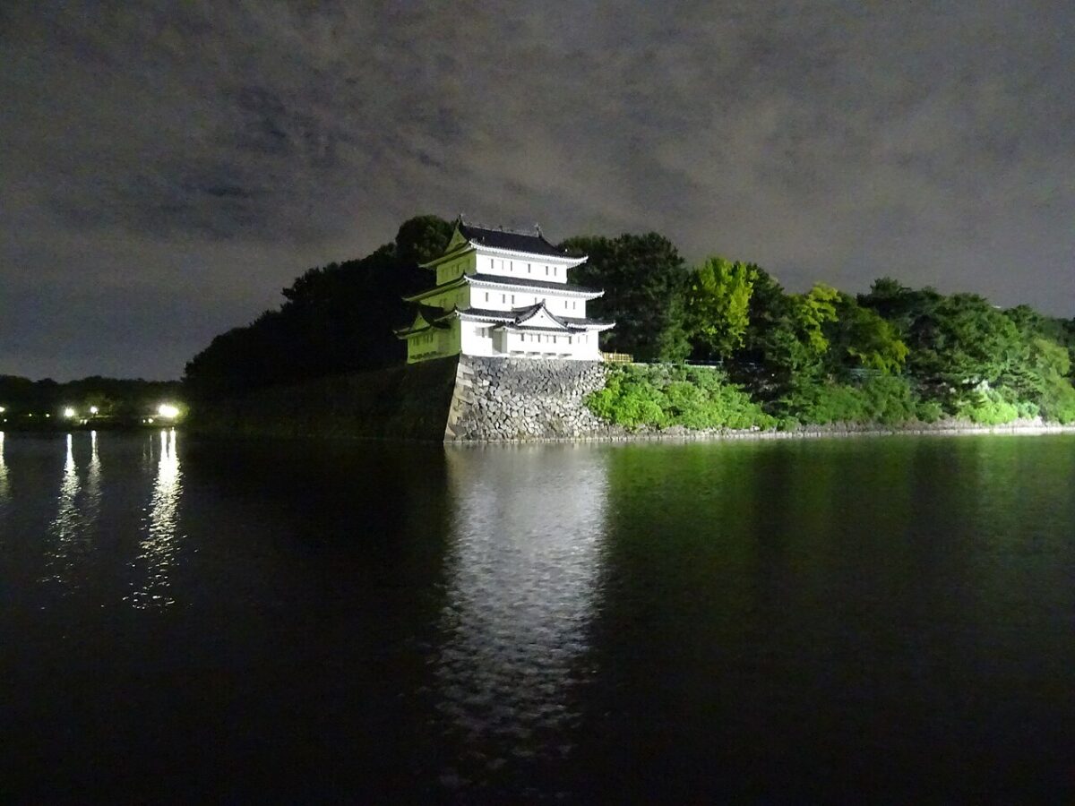 夜の堀と西北隅櫓
