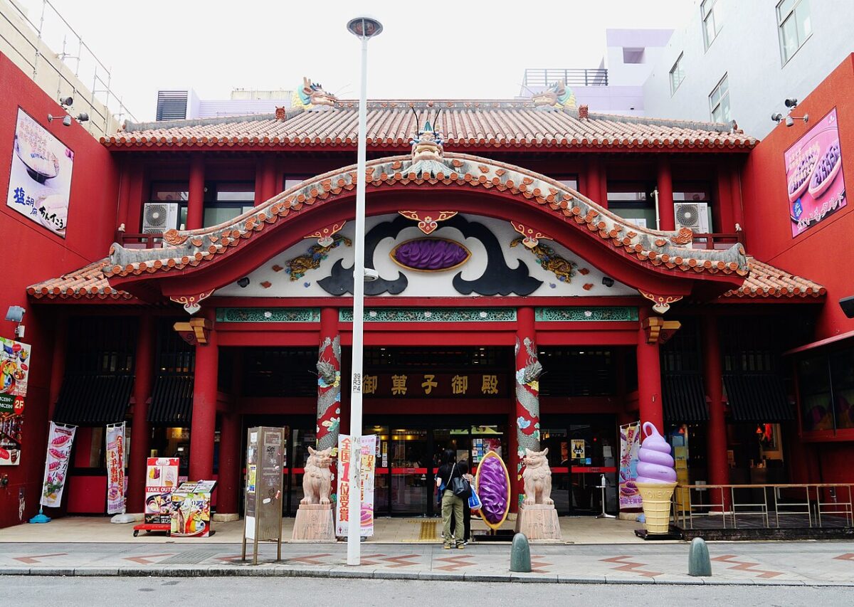 那霸國際通商店街街景與行人