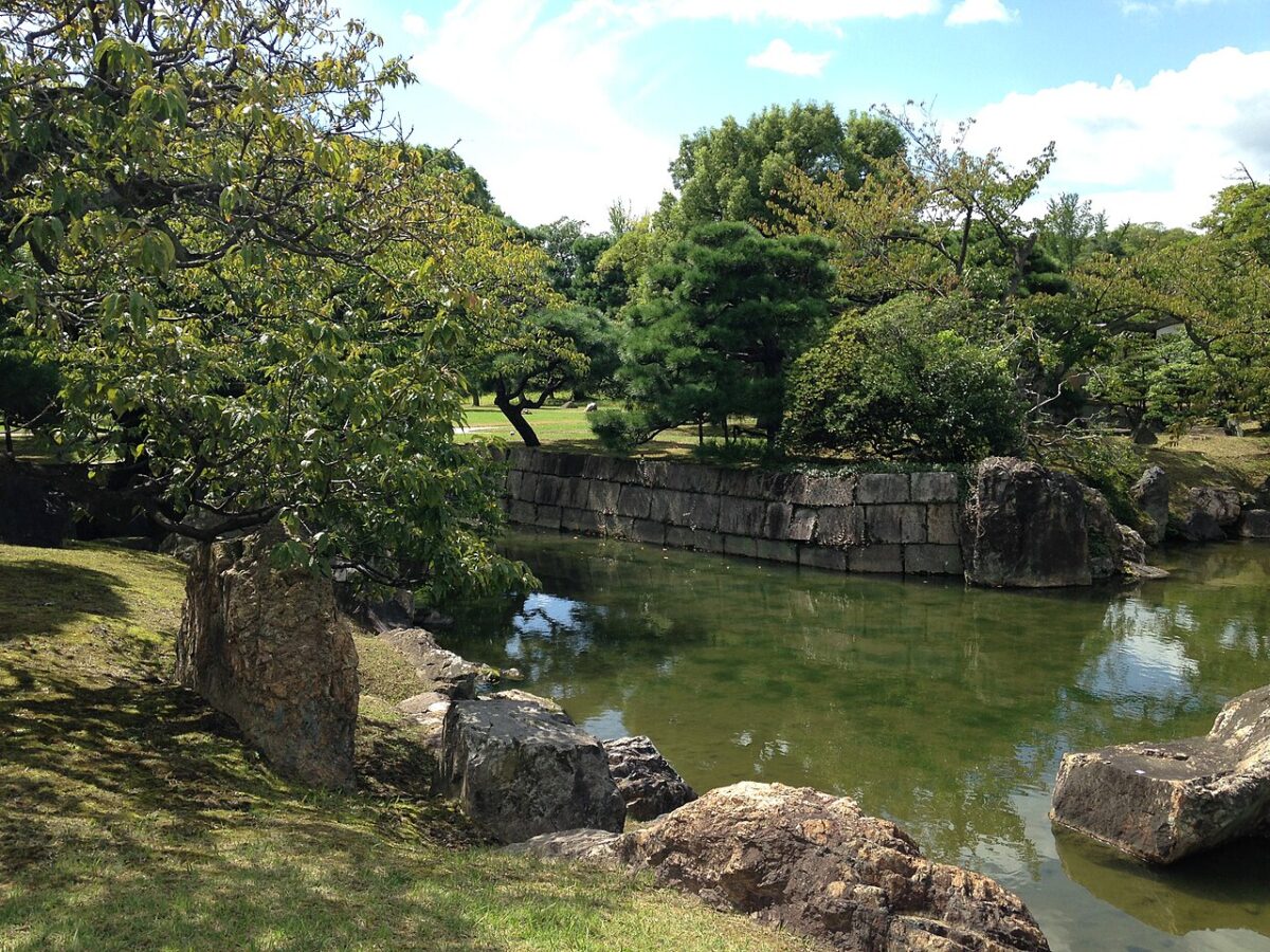 二の丸庭園の池