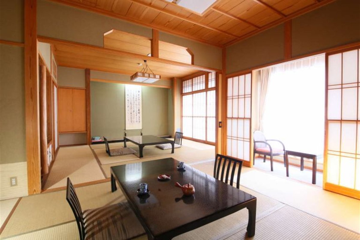 名月の里で屋上露天風呂に浸る 荻原館 - 長野県千曲市の施設写真
