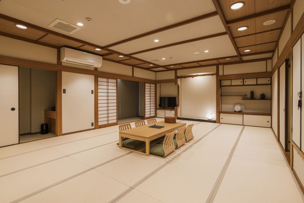 広く落ち着いた旅館の和室