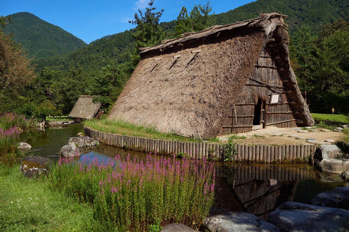 合掌造的茅草屋頂