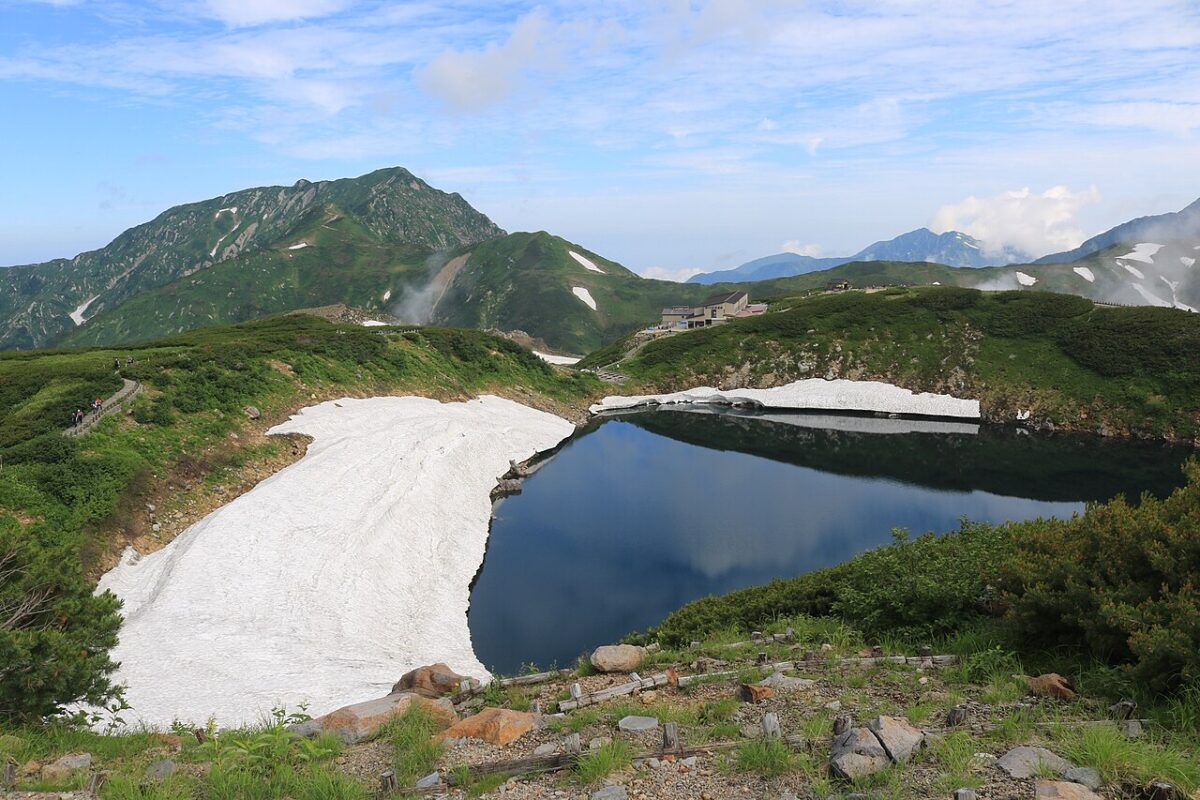 御廚池與群山