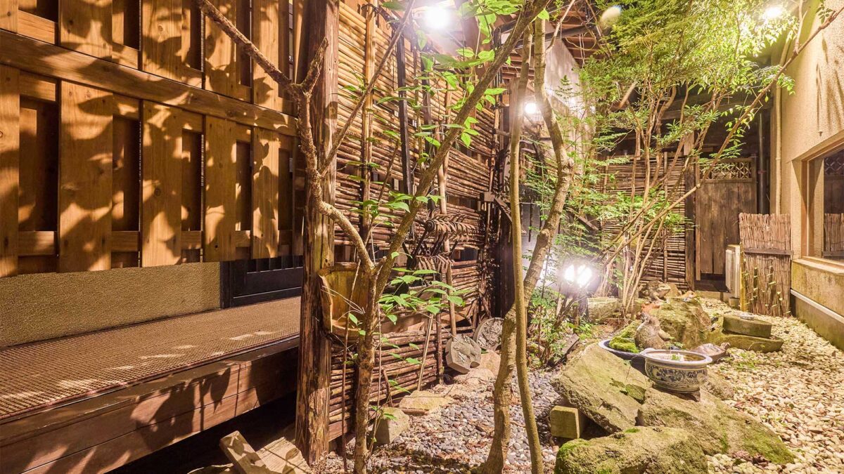 【館内】和の趣溢れる庭園で、静けさと癒やしに包まれる空間